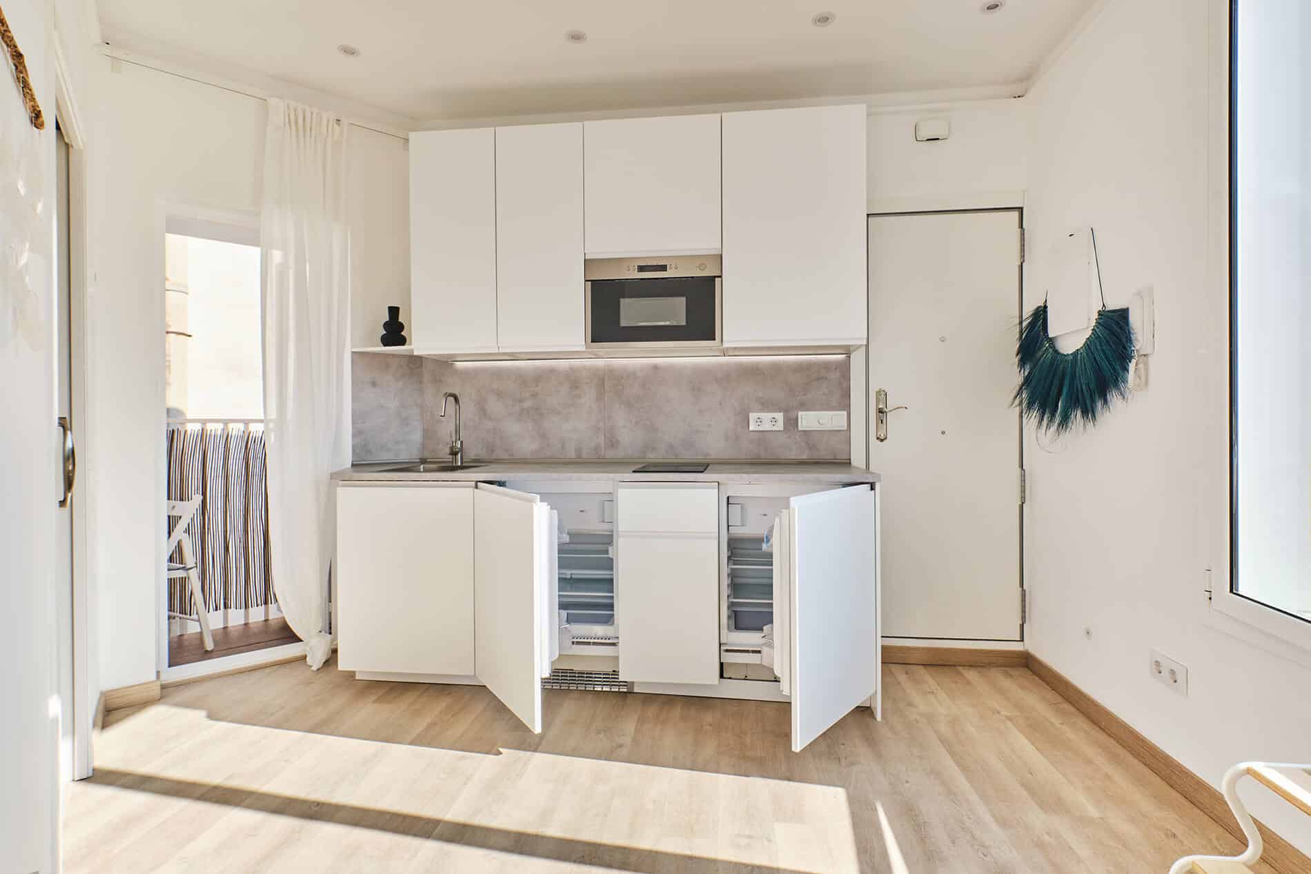 Barcelona roof studio - second-floor studio, full view of the kitchen counter, designed by Beatrice Leupold Barcelona roof studio - second-floor studio, full view of the kitchen counter, designed by Beatrice Leupold