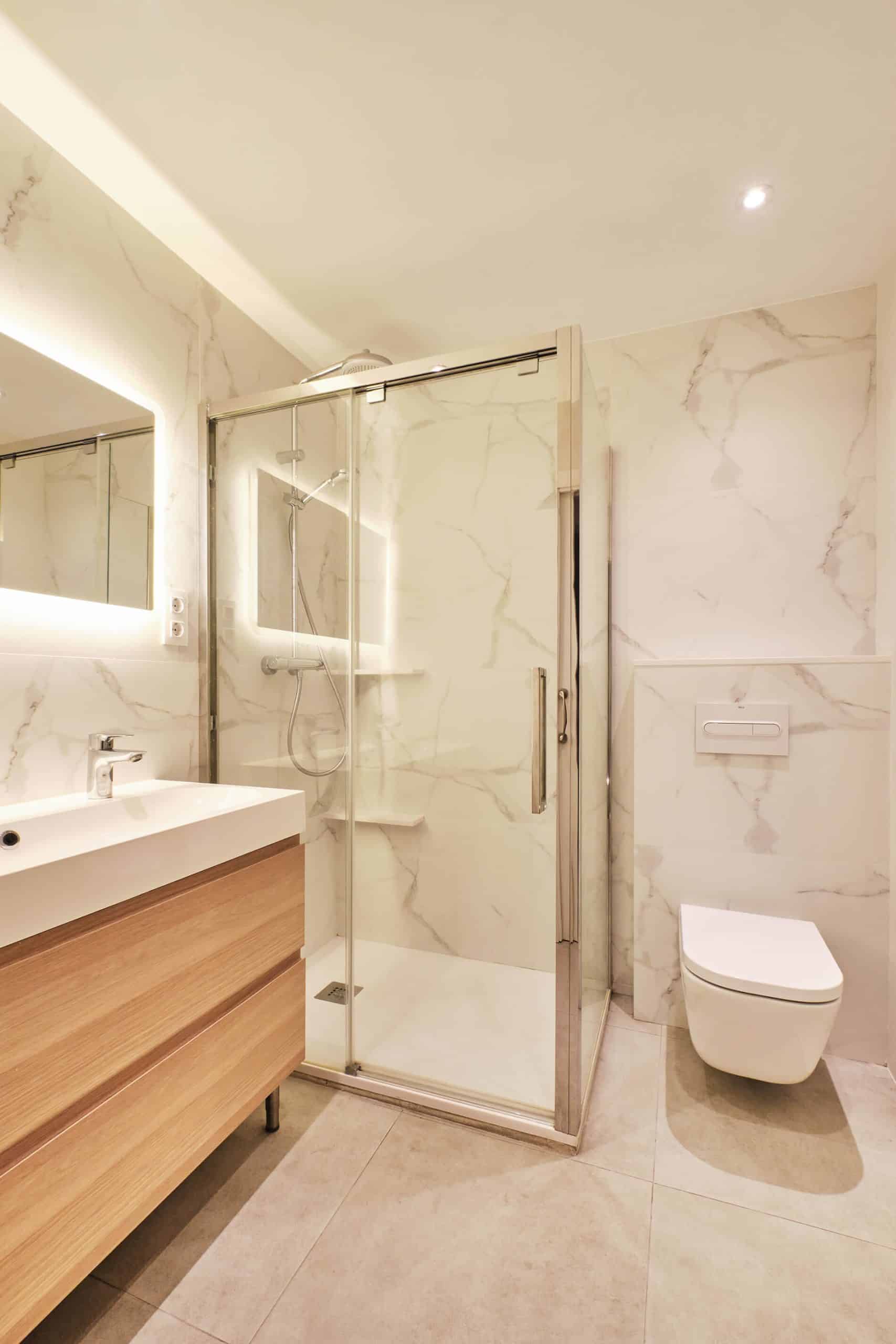 Barcelona roof studio - first floor, main bathroom with marble walls, designed by Beatrice Leupold Barcelona roof studio - first floor, main bathroom with marble walls, designed by Beatrice Leupold