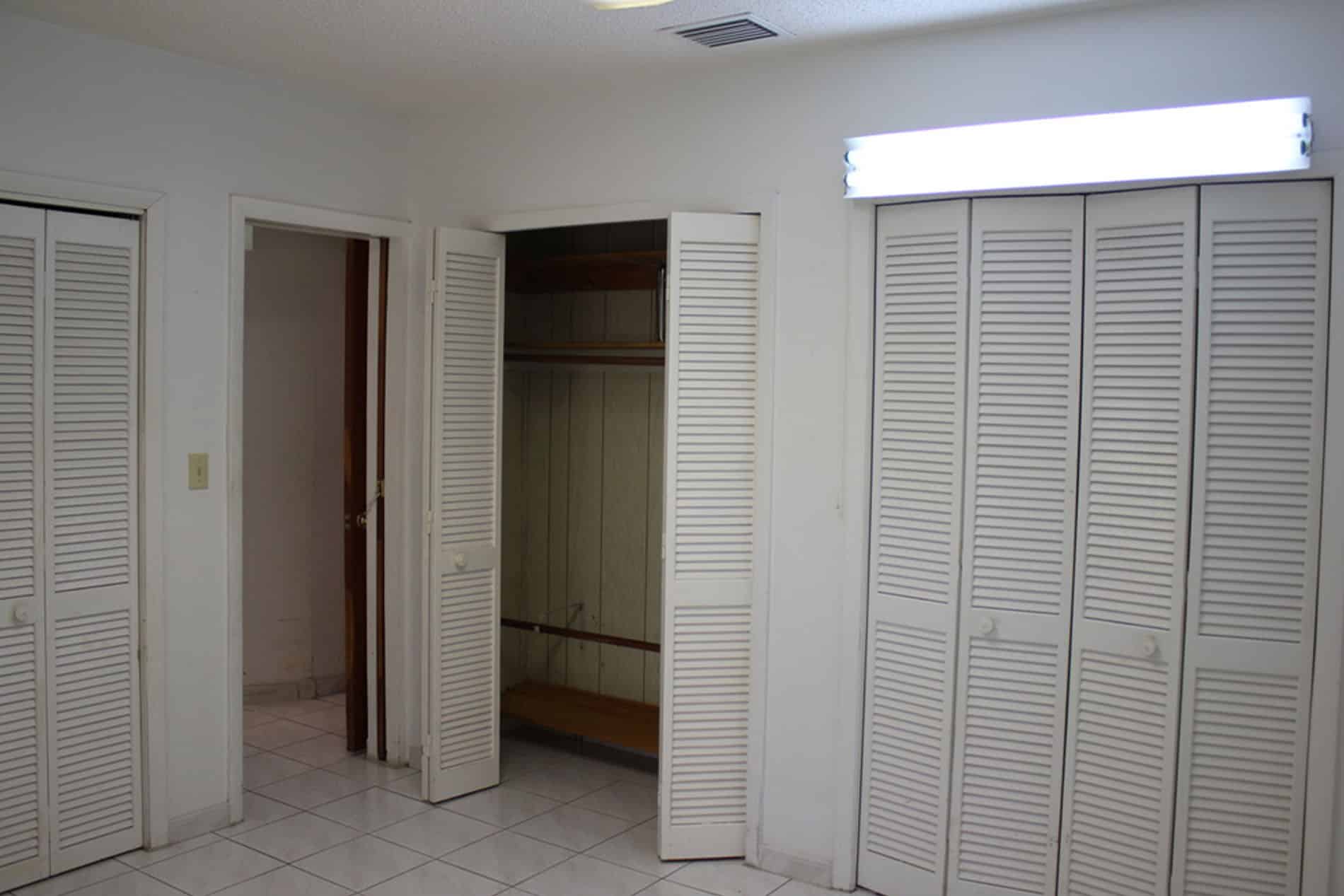 3_0001_coconut before 7 Modular Business Office - view of the front porch with wooden roof, designed by Beatrice Leupold